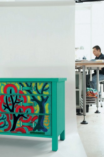 commode-en-cuir-et-tapis-de-plage-en-éponge