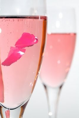 Rose-petals-in-pink-champagne-cocktail-762137