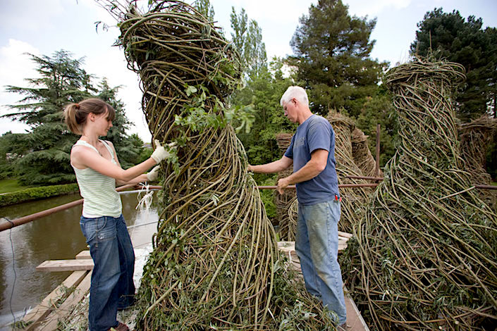 Patrick Dougherty working on sculpture, photo Charles Crie