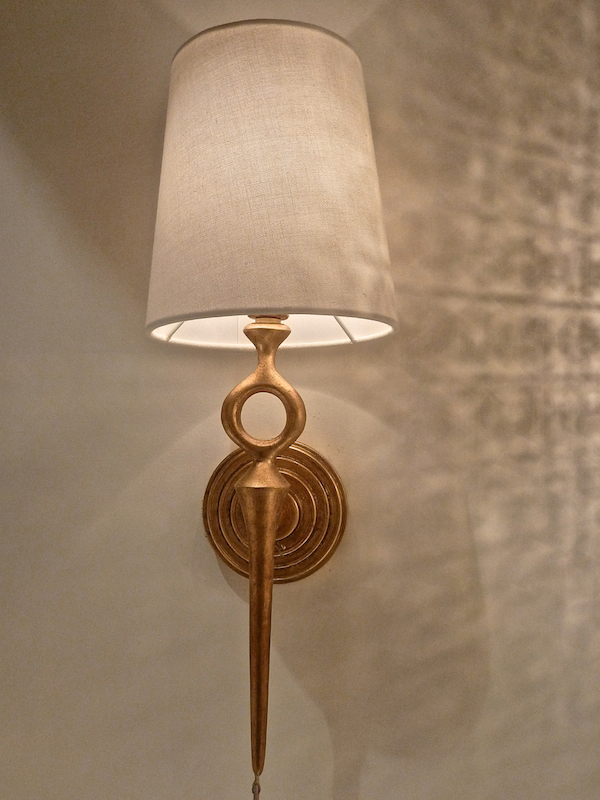 AERIN Bristol single sconce gold at high point