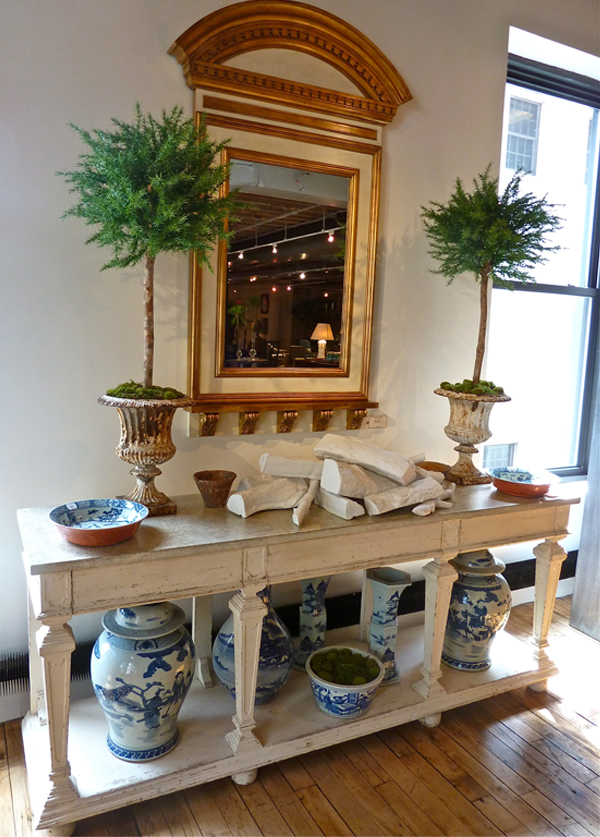 Bunny-Williams-Pop-Up-Shop-with-console-and-mirror