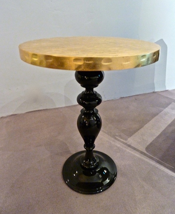 Kaki Kroener's Oléron table for Pouenat Pouenat