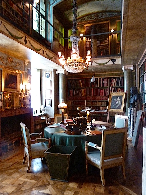 library at champ de batille