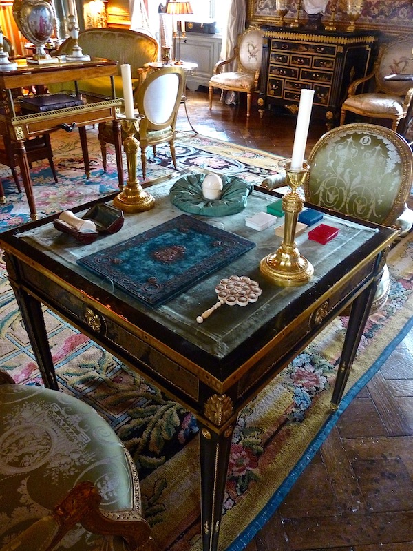 Garnier table at champ de bataille